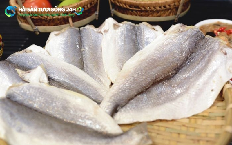 Cá đù khô rắc vừng là gì?