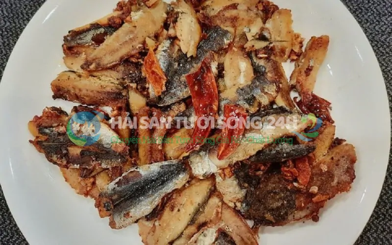 Cá mòi chiên giòn chấm mắm tỏi ớt