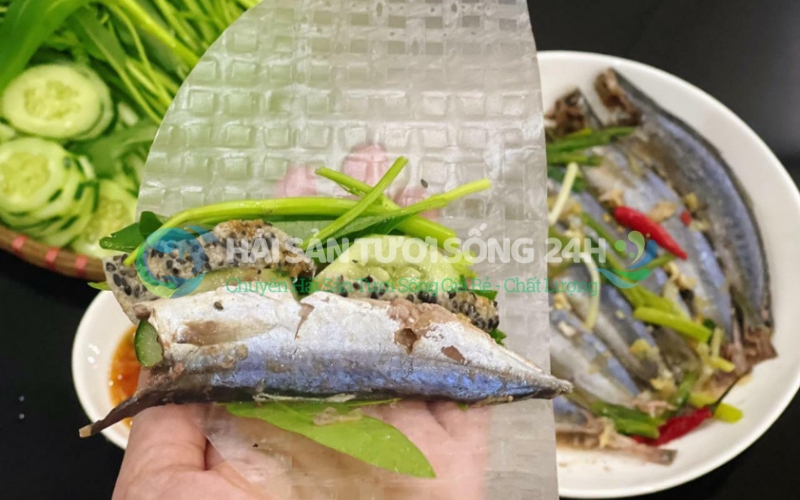 Cá nục suôn (cá nục suông xanh) túi 500g 5 Cá nục hấp cuốn bánh tráng rau sống