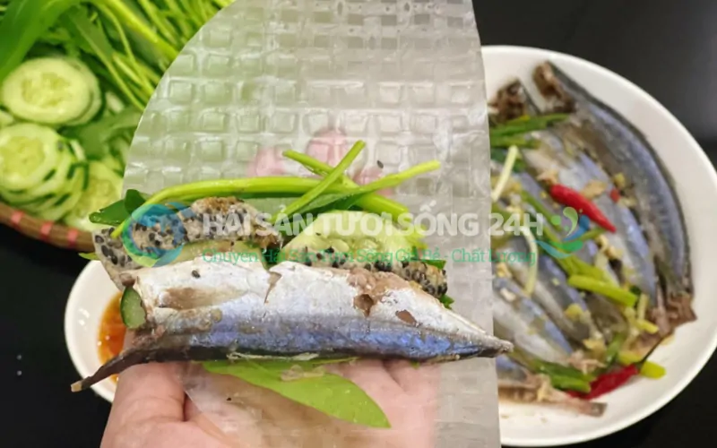 Cá nục hấp cuốn bánh tráng rau sống