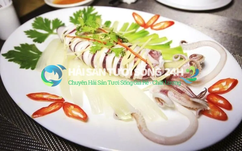 Mực ống làm món gì ngon? Tổng hợp 5 món ăn hao cơm, dễ làm tại nhà 2 Mực ống hấp hành gừng