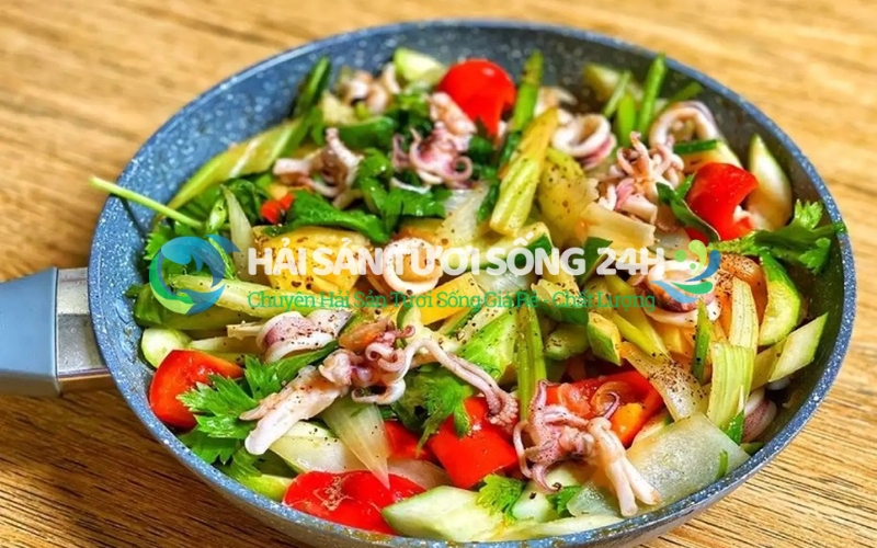 Mực ống xào dứa và cần tây