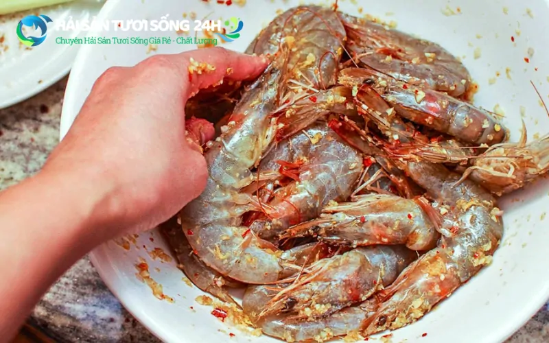 Cách làm tôm he nướng muối ớt siêu ngon - Bí quyết từ Hải Sản Tươi Sống 24h 5 Ướp tôm