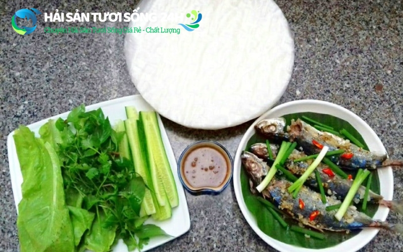 Cá nục hấp hành cuốn bánh tráng