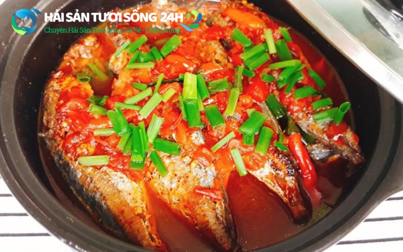 Cá nục suôn kho cà chua