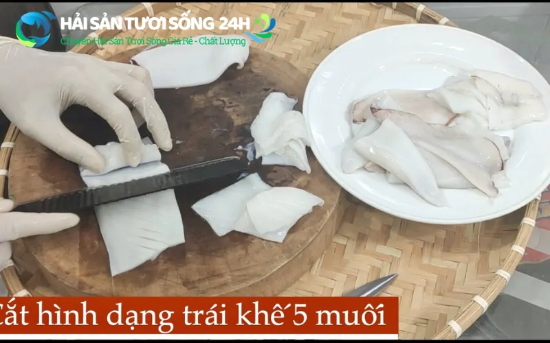 Hướng dẫn cách sơ chế Mực Mai sạch không bị tanh 5 Cắt thái và tạo hình