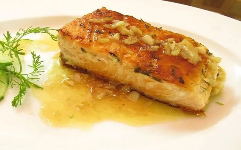 Cá ngừ áp chảo tỏi bơ