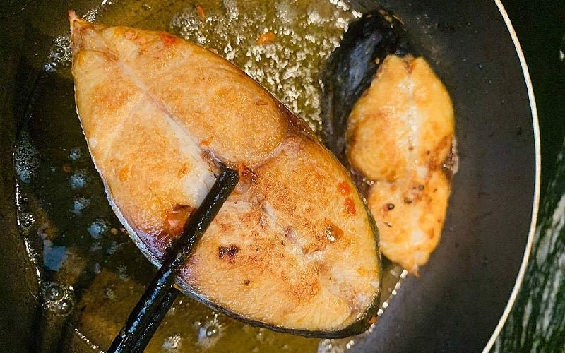 Chiên cá thu vàng giòn