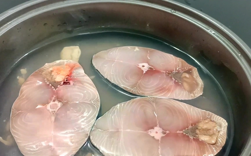 : Sơ chế cá thu để khử mùi tanh