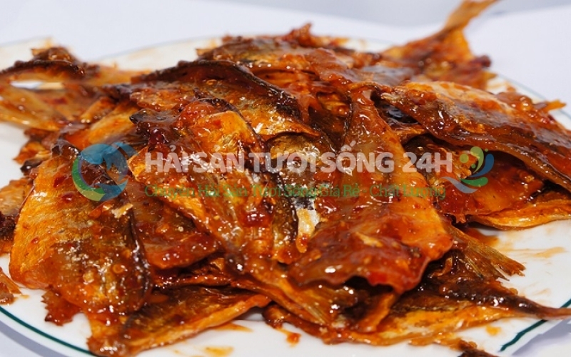 Tổng hợp 4 món ăn làm từ cá chỉ vàng khô dễ làm tại nhà 2 Cá chỉ vàng khô rim mắm đường