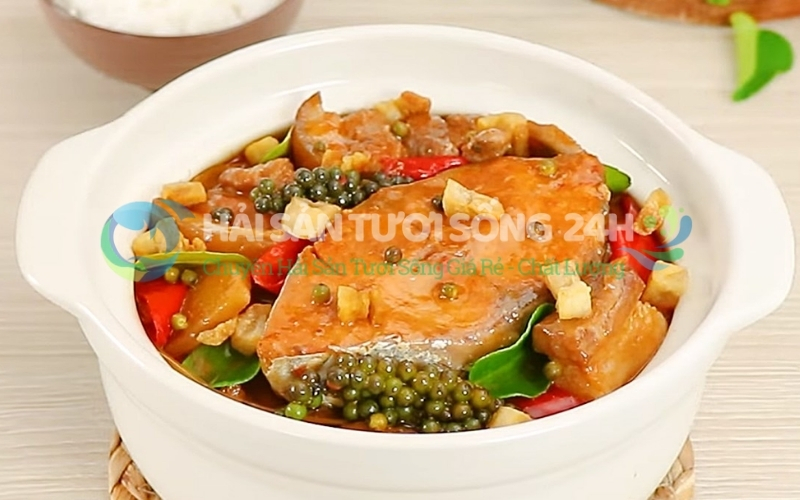 Top 5 cách kho cá Thu đậm đà, thịt săn chắc, không tanh dễ làm tại nhà 3 Cá thu kho nước dừa béo mềm thịt mềm
