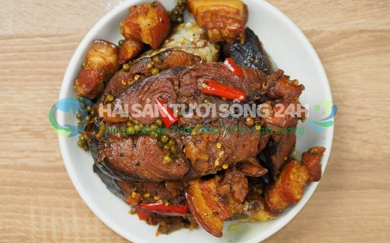 Top 5 cách kho cá Thu đậm đà, thịt săn chắc, không tanh dễ làm tại nhà 2 Cá thu kho tiêu xanh đậm đà