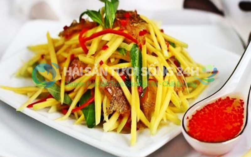 Tổng hợp 4 món ăn làm từ cá chỉ vàng khô dễ làm tại nhà 4 Gỏi xoài cá chỉ vàng khô